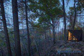 Miniaturowy dom w kształcie kryształu w lesie Lansville