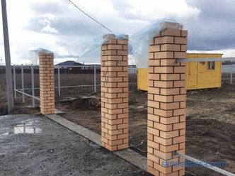 Ogrodzenie faliste z filarami ceglanymi, etapy budowy i instalacji