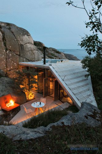 Dom z przezroczystymi ścianami na słonecznych skalistych brzegach w Sandefjord w Norwegii