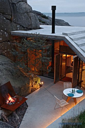 Dom z przezroczystymi ścianami na słonecznych skalistych brzegach w Sandefjord w Norwegii