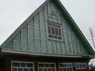 Dach dwuspadowy, drewniany szczyt, dekoracja dwuspadowego i mansardowego dachu prywatnego domu