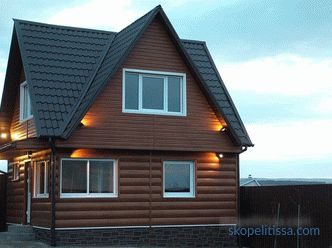 Dach dwuspadowy, drewniany szczyt, dekoracja dwuspadowego i mansardowego dachu prywatnego domu