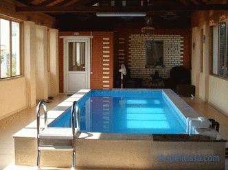 Typowe i indywidualne projekty domów z basenem: niuanse wyboru