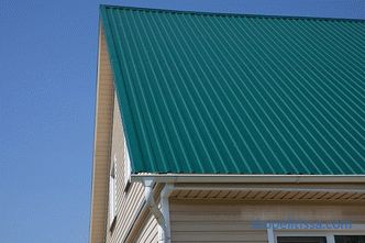 Jak wybrać dach do wiejskiego domu: na co zwracamy uwagę i popularne materiały