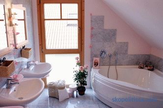 Projekt łazienki w prywatnym domu z oknem, projekty w domach wiejskich, nowoczesne pomysły, zdjęcia